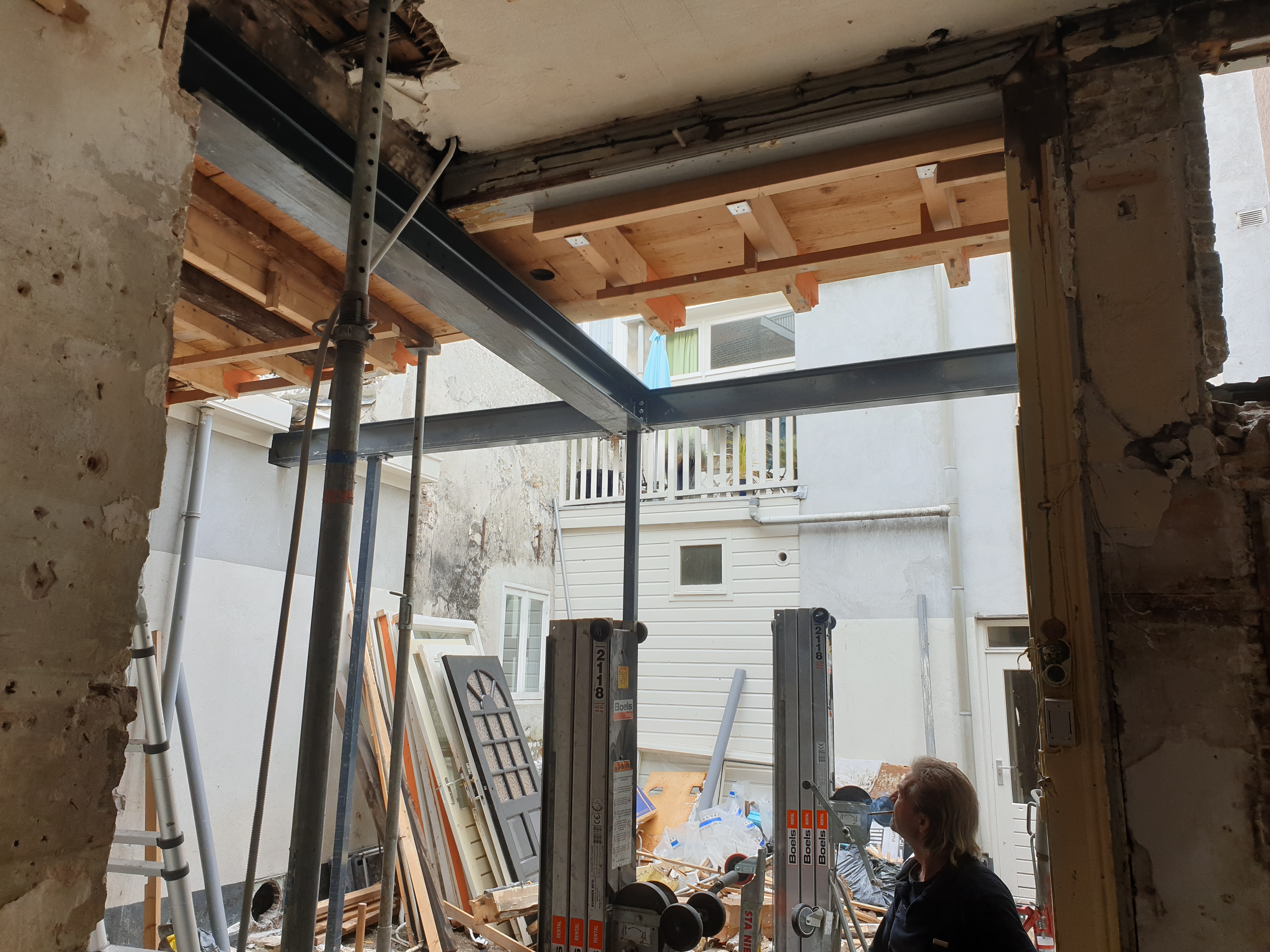 Uitbouw met staalconstructie en renovatie van de dakconstructie – Assendelftstraat, Den Haag – Tijdens en impressie 14