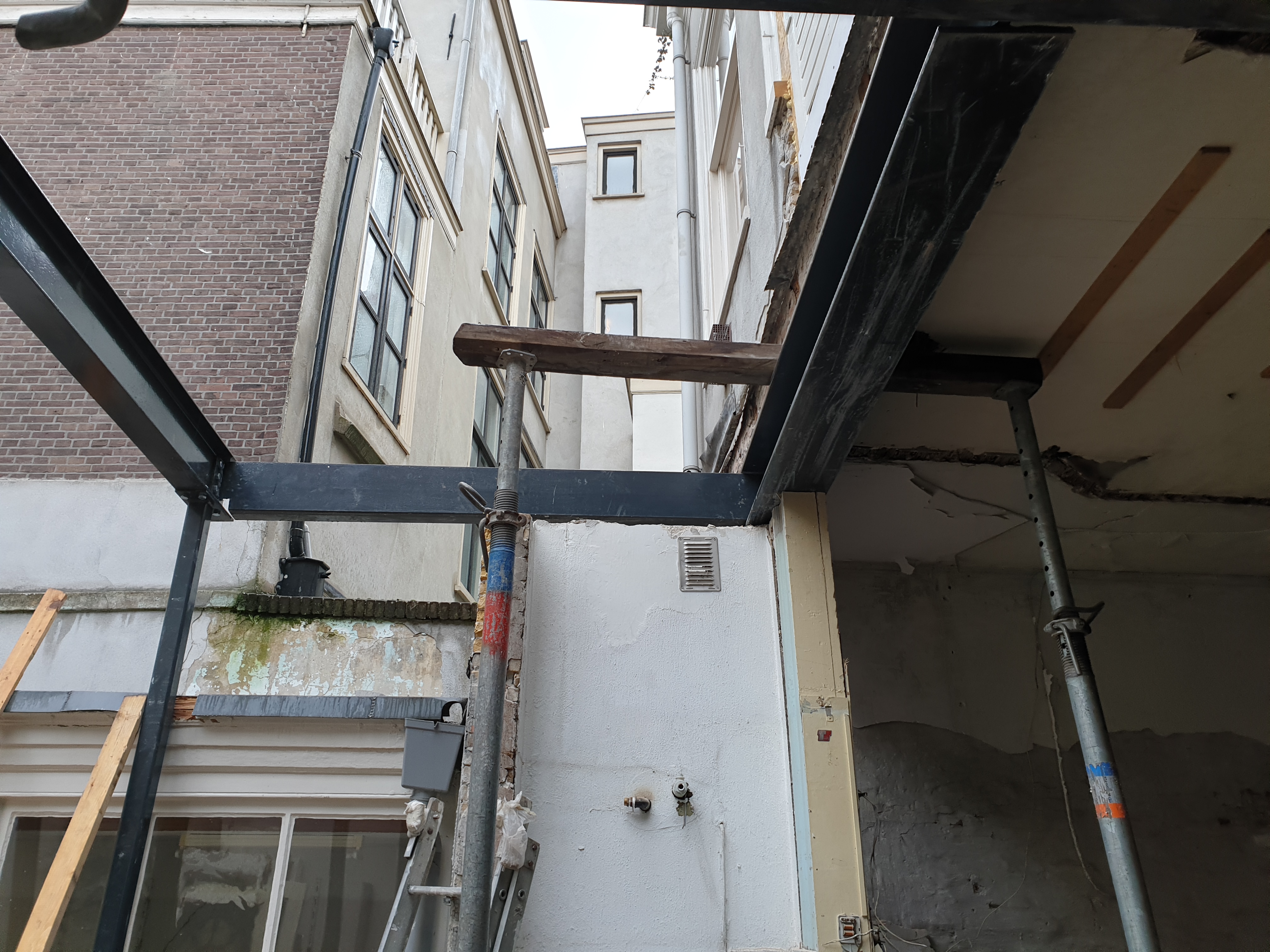 Uitbouw met staalconstructie en renovatie van de dakconstructie – Assendelftstraat, Den Haag – Tijdens en impressie 19